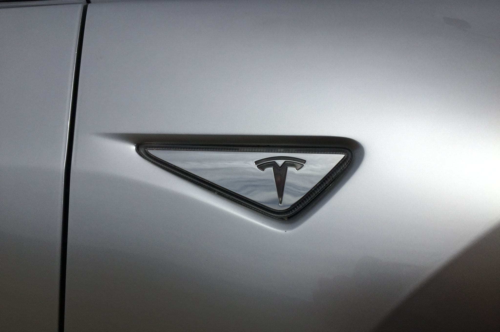 Tesla-Model-3-badge