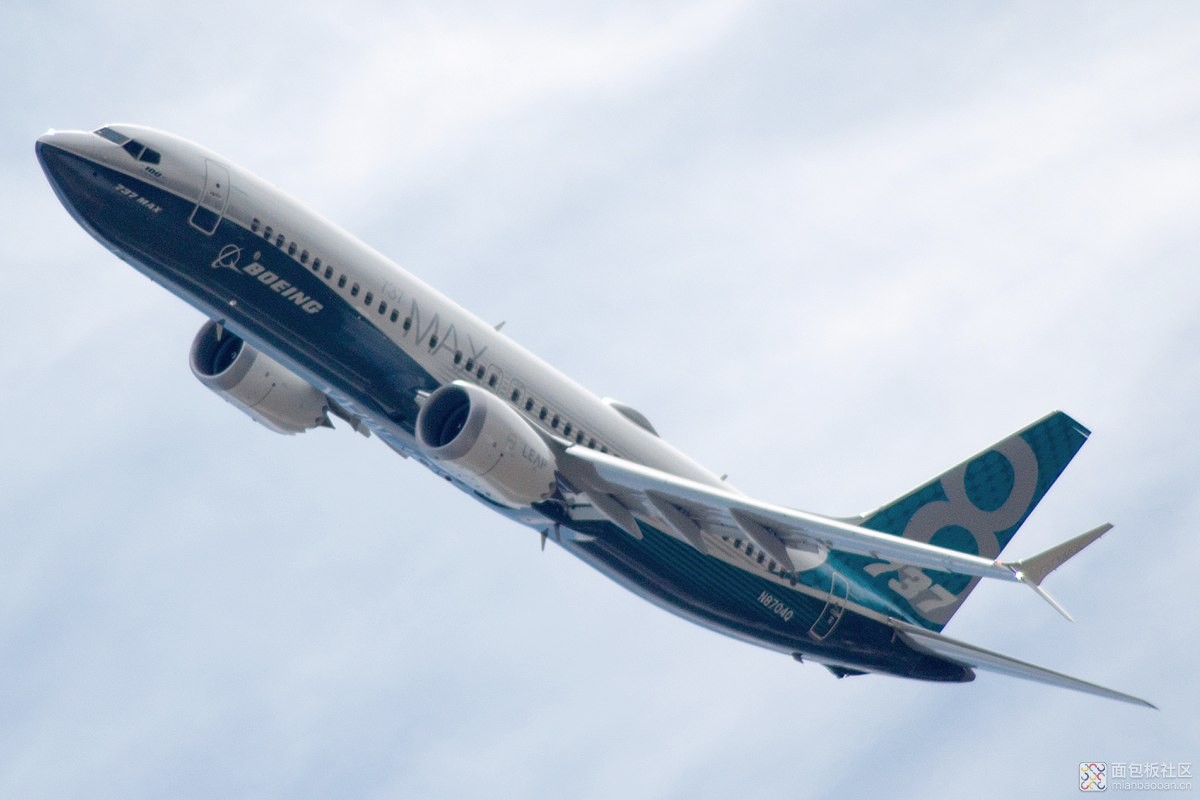 1200px-Boeing_737-8_MAX_N8704Q_rotated.jpg