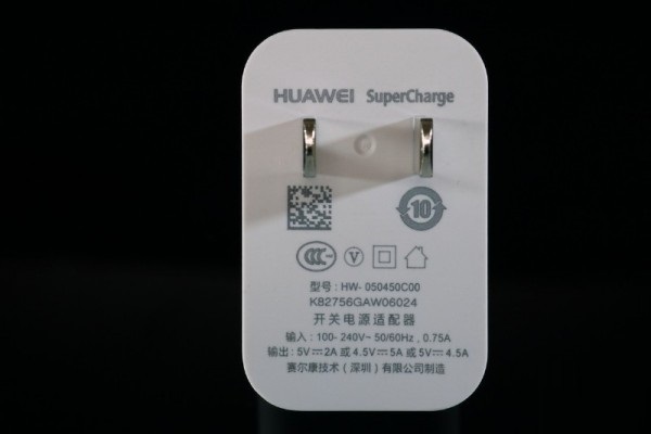 华为推出的旗舰机Mate9搭载了最新低压大电流快充技术SuperCharger，所使用的电源适配器型号为 HW-050450C00，支持5V 4A和4.5V 5A两个快充输出规格，总功率达到了22.5W。市场上目前使用低压快充技术的有一加、OPPO、华为，比较神秘的只有华为了，接下来通过拆解测试见分晓。