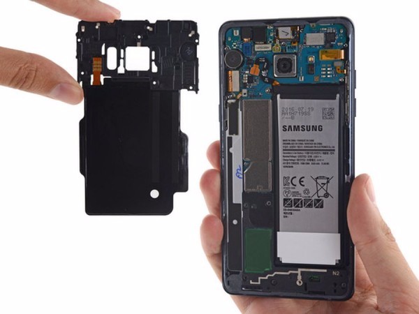 国外知名拆机团队iFixit对这款手机进行了拆解。据iFixit称，三星Galaxy Note7机身设计比较复杂，其防水设计非常优秀。其中搭载的虹膜传感器是由两部分组成，包括一个红外线放射器和一个特殊前置摄像头——前者可通过不可见光照亮虹膜，后者可获得图像并进行分析。三星Galaxy Note7内部大部分组件都是模块化的，可以独立更换，后盖玻璃采用了强力胶，使得机身非常坚固，也因此并不容易拆解，所以最终iFixit给出的可维修指数是4分，这从侧面也说明这款机身设计的坚固程度之高。