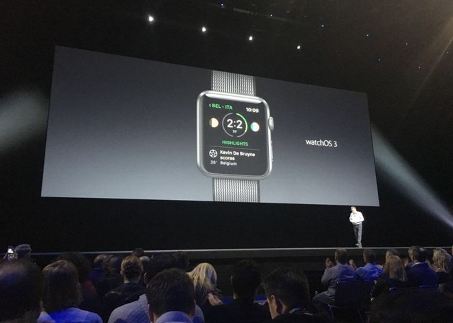 Kevin Lynch现在登台介绍watchOS