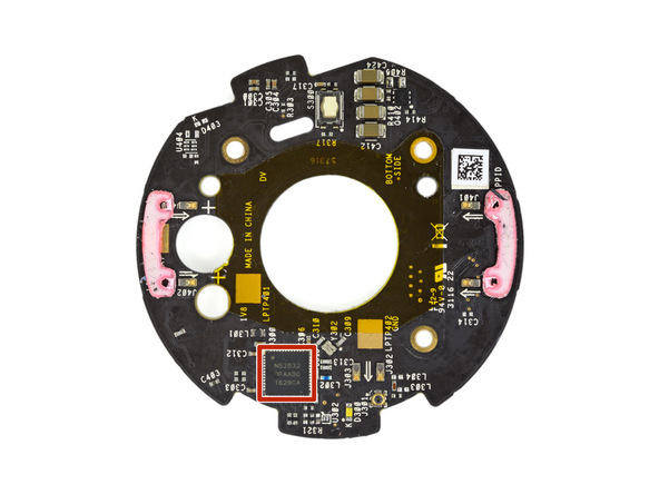 Surface Studio在此前iFixit的拆解中赢得了不错的评价，用户只需用螺丝刀转开基座上的一颗螺丝就能轻松的更换硬盘。那么同时亮相给我们带来惊喜的Surface Dial是否同样具备不错的表现呢？在iFixit最新拆解中发现Surface Dial的底部橡胶由磁贴进行固定，因此不用花费力气。拆解之后能够看到两节AAA电池和一个同步按钮。而如果想要进一步拆解则需要使用到一些专业工具。在移除中框和电池组件之后，团队发现必须要移除一些螺丝才能将主板从银色塑料盒上取出来。在进一步的拆解中，团队继续将元件从外保护套上剥离，但整个过程必须要沿着轴承来一步步展开，团队表示这个阶段的拆解并不轻松。