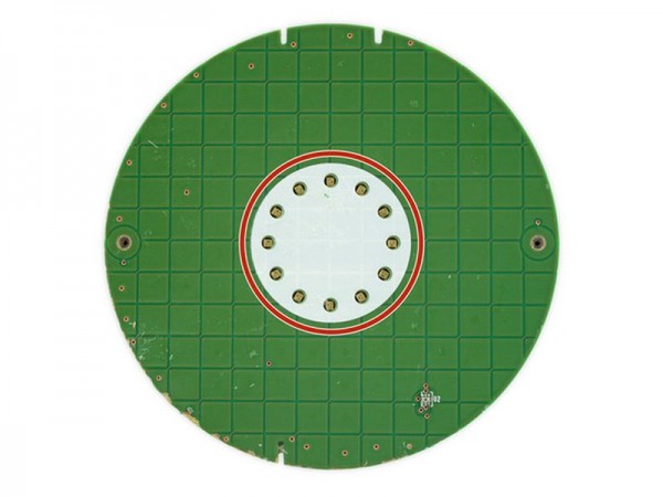 国外知名维修团队IFixit近日对Google Home进行了拆解评测。在整个拆解过程中，IFixit经历的唯一麻烦地方在于从设备的顶部外壳中移除电容式触控板，该触控板让Google Home具备触控功能，不过内部装备了非常多的胶带。Google Home的内部拆解非常的顺利，用户只需要T6和T8螺丝刀、一把镊子和IFixit团队销售的iOpener套件就能轻松完成拆解。需要注意的是Google Home的可维修得分要比亚马逊的Echo要高，后者为7分。