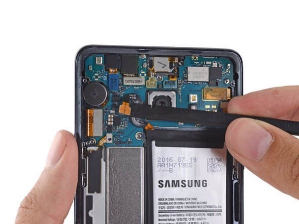 国外知名拆机团队iFixit对这款手机进行了拆解。据iFixit称，三星Galaxy Note7机身设计比较复杂，其防水设计非常优秀。其中搭载的虹膜传感器是由两部分组成，包括一个红外线放射器和一个特殊前置摄像头——前者可通过不可见光照亮虹膜，后者可获得图像并进行分析。三星Galaxy Note7内部大部分组件都是模块化的，可以独立更换，后盖玻璃采用了强力胶，使得机身非常坚固，也因此并不容易拆解，所以最终iFixit给出的可维修指数是4分，这从侧面也说明这款机身设计的坚固程度之高。