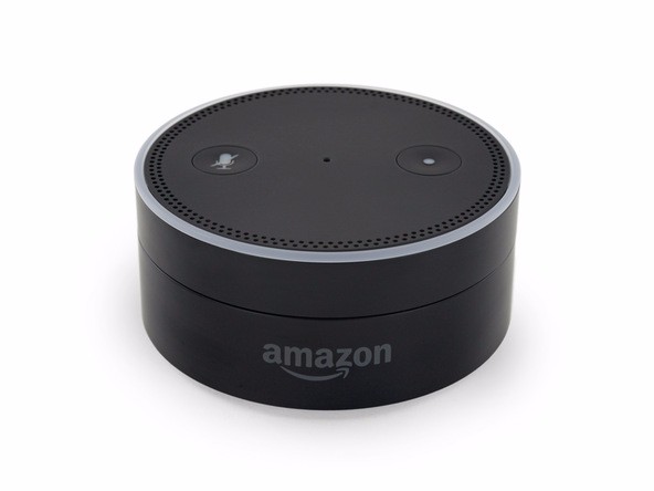 新款AmazonEcho Dot语音助手中枢，这个小可爱看起来像是个压缩版本的亚马逊Echo，或者像个AmazonEcho的顶部切片，Amazon Echo Dot搭载了内置阵列式扬声器，需要通过蓝牙连接到亚马逊Echo才可以。