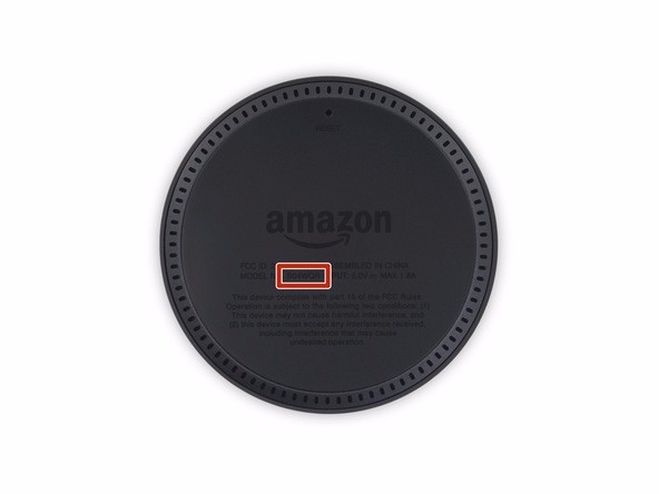 新款AmazonEcho Dot语音助手中枢，这个小可爱看起来像是个压缩版本的亚马逊Echo，或者像个AmazonEcho的顶部切片，Amazon Echo Dot搭载了内置阵列式扬声器，需要通过蓝牙连接到亚马逊Echo才可以。它可以通过Alexa或者虚拟助理来通过语音和你交流，能播报天气预报，还能用来控制你家中的智能家居，支持点击播放音乐，还能当闹钟和计时器来用;不过它和AmazonEcho 一样并非无线设备，它也需要连接插座和电源。