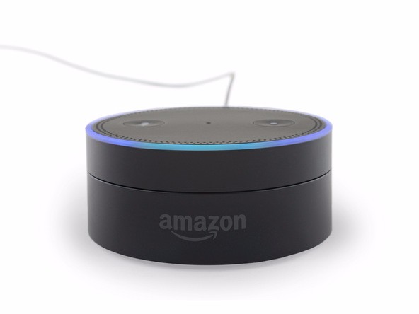 新款AmazonEcho Dot语音助手中枢，这个小可爱看起来像是个压缩版本的亚马逊Echo，或者像个AmazonEcho的顶部切片，Amazon Echo Dot搭载了内置阵列式扬声器，需要通过蓝牙连接到亚马逊Echo才可以。它可以通过Alexa或者虚拟助理来通过语音和你交流，能播报天气预报，还能用来控制你家中的智能家居，支持点击播放音乐，还能当闹钟和计时器来用;不过它和AmazonEcho 一样并非无线设备，它也需要连接插座和电源。