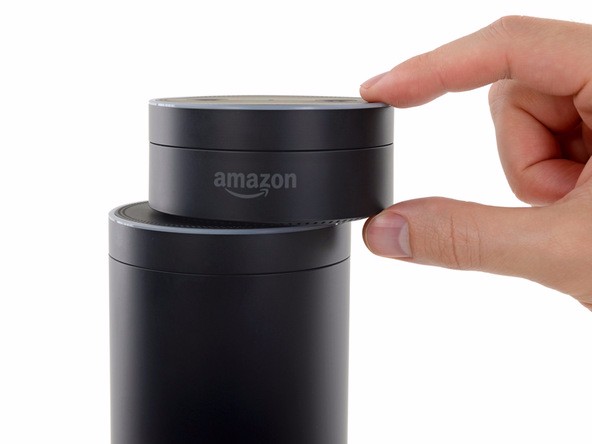 新款AmazonEcho Dot语音助手中枢，这个小可爱看起来像是个压缩版本的亚马逊Echo，或者像个AmazonEcho的顶部切片，Amazon Echo Dot搭载了内置阵列式扬声器，需要通过蓝牙连接到亚马逊Echo才可以。它可以通过Alexa或者虚拟助理来通过语音和你交流，能播报天气预报，还能用来控制你家中的智能家居，支持点击播放音乐，还能当闹钟和计时器来用;不过它和AmazonEcho 一样并非无线设备，它也需要连接插座和电源。