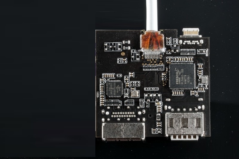 PCB另外一面，最直观的看到两个大芯片，整个板子两面布满了元件。