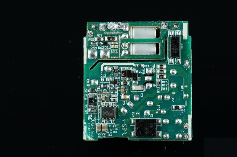 拆除白色绝缘胶片后的整个PCB。