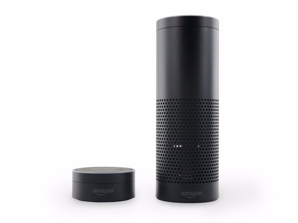 新款AmazonEcho Dot语音助手中枢，这个小可爱看起来像是个压缩版本的亚马逊Echo，或者像个AmazonEcho的顶部切片，Amazon Echo Dot搭载了内置阵列式扬声器，需要通过蓝牙连接到亚马逊Echo才可以。它可以通过Alexa或者虚拟助理来通过语音和你交流，能播报天气预报，还能用来控制你家中的智能家居，支持点击播放音乐，还能当闹钟和计时器来用;不过它和AmazonEcho 一样并非无线设备，它也需要连接插座和电源。