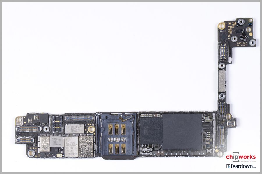 和 iPhone 6s 中的一样，A10上方就是三星的 K3RG1G10CM 2-GB LPDDR4内存。