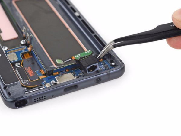 国外知名拆机团队iFixit对这款手机进行了拆解。据iFixit称，三星Galaxy Note7机身设计比较复杂，其防水设计非常优秀。其中搭载的虹膜传感器是由两部分组成，包括一个红外线放射器和一个特殊前置摄像头——前者可通过不可见光照亮虹膜，后者可获得图像并进行分析。三星Galaxy Note7内部大部分组件都是模块化的，可以独立更换，后盖玻璃采用了强力胶，使得机身非常坚固，也因此并不容易拆解，所以最终iFixit给出的可维修指数是4分，这从侧面也说明这款机身设计的坚固程度之高。