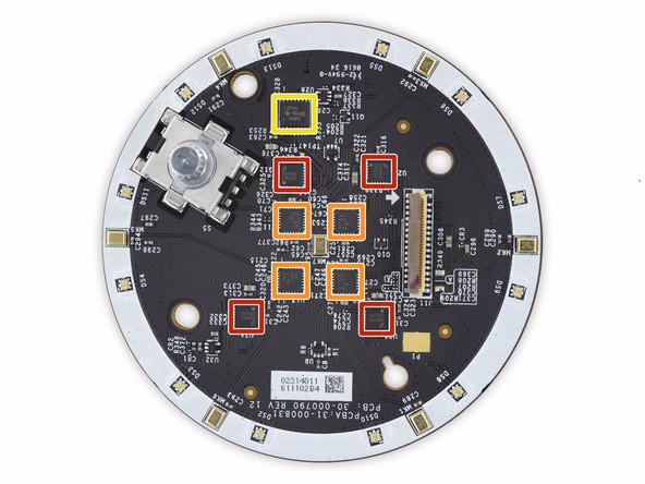 新款AmazonEcho Dot语音助手中枢，这个小可爱看起来像是个压缩版本的亚马逊Echo，或者像个AmazonEcho的顶部切片，Amazon Echo Dot搭载了内置阵列式扬声器，需要通过蓝牙连接到亚马逊Echo才可以。它可以通过Alexa或者虚拟助理来通过语音和你交流，能播报天气预报，还能用来控制你家中的智能家居，支持点击播放音乐，还能当闹钟和计时器来用;不过它和AmazonEcho 一样并非无线设备，它也需要连接插座和电源。