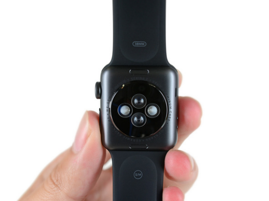 Apple Watch Seires 2 机身背部还是我们熟悉的四个心率传感器，苹果仍然使用光学聚合透镜来保护这些传感器。